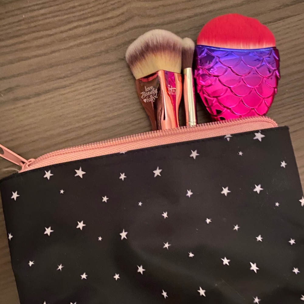 3 makeup brushes and pouch
